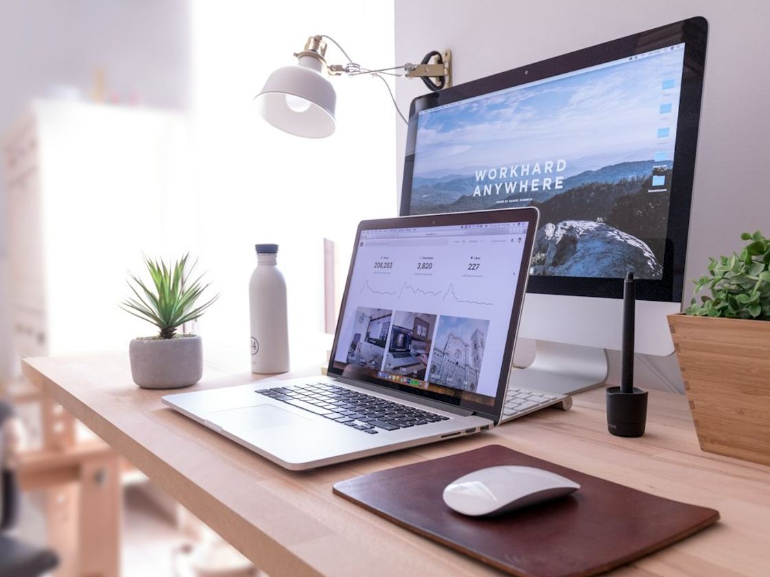 Poste de travail avec un site web affiché